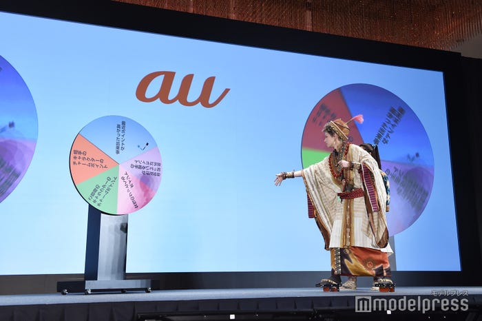 ダーツを投げる菅田将暉(C)モデルプレス