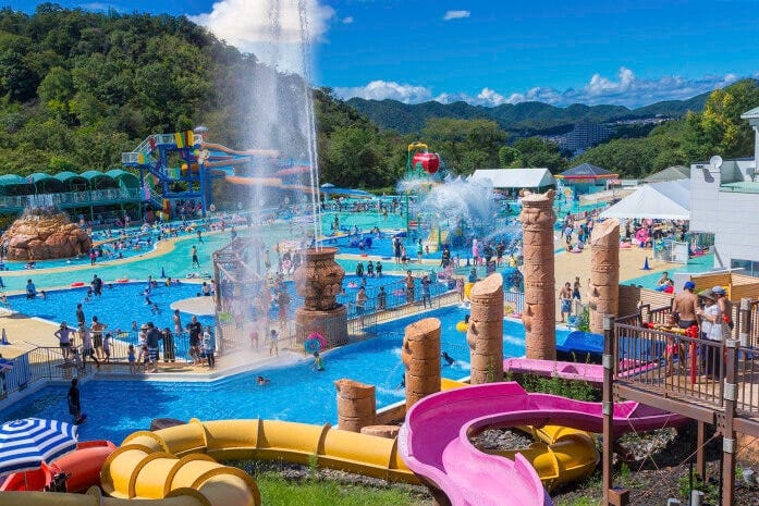 「水の楽園 モンプル」の全景。カラーリングもカラフルで楽しくなってきます