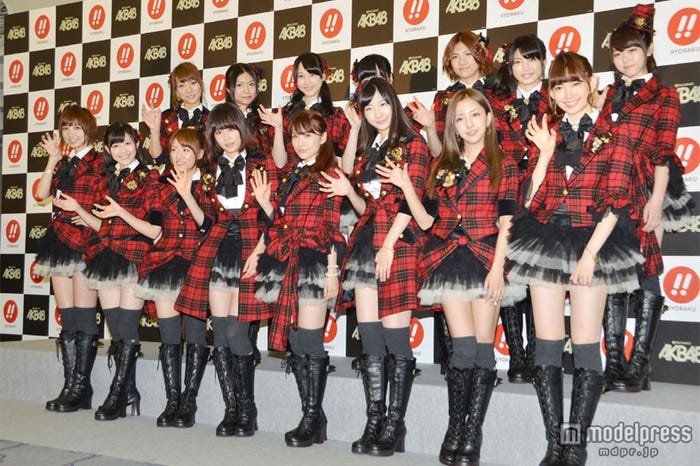 「ぱちんこAKB48」プレス発表会に出席したAKB48“チームサプライズ”メンバー(前列左から)篠田麻里子、渡辺麻友、高橋みなみ、前田敦子、大島優子、柏木由紀、板野友美、小嶋陽菜(後列左から)高城亜樹、北原里英、SKE48松井玲奈、島崎遥香、宮澤佐江、横山由依、峯岸みなみ