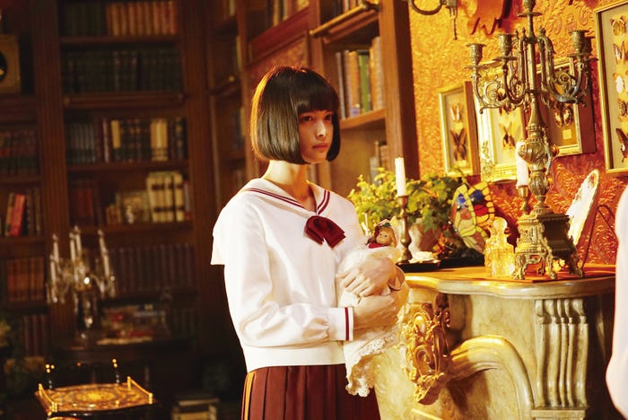 玉城ティナ(C)2017「暗黒女子」製作委員会(C)秋吉理香子/双葉社