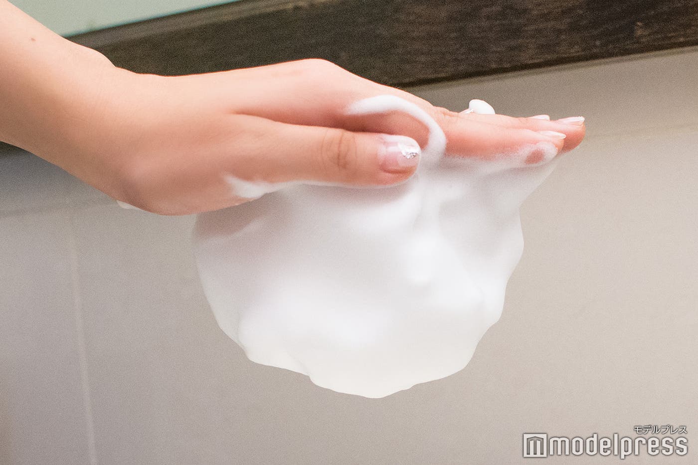 泡ダレしない、逆さまにしても落ちないほどの密着(C)モデルプレス