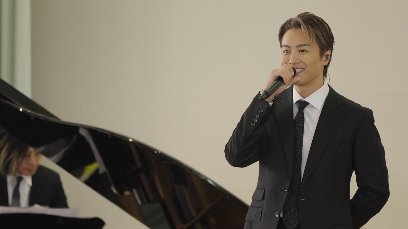 EXILE TAKAHIRO、卒業式サプライズ登場で「道」合唱 卒業生へメッセージも