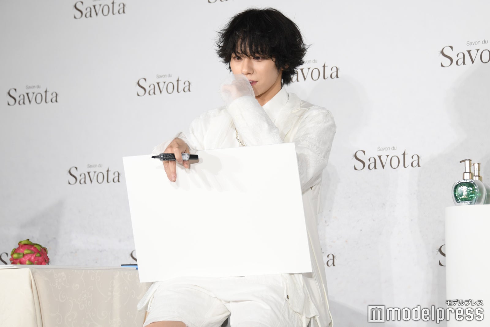 悩む山下幸輝（C）モデルプレス