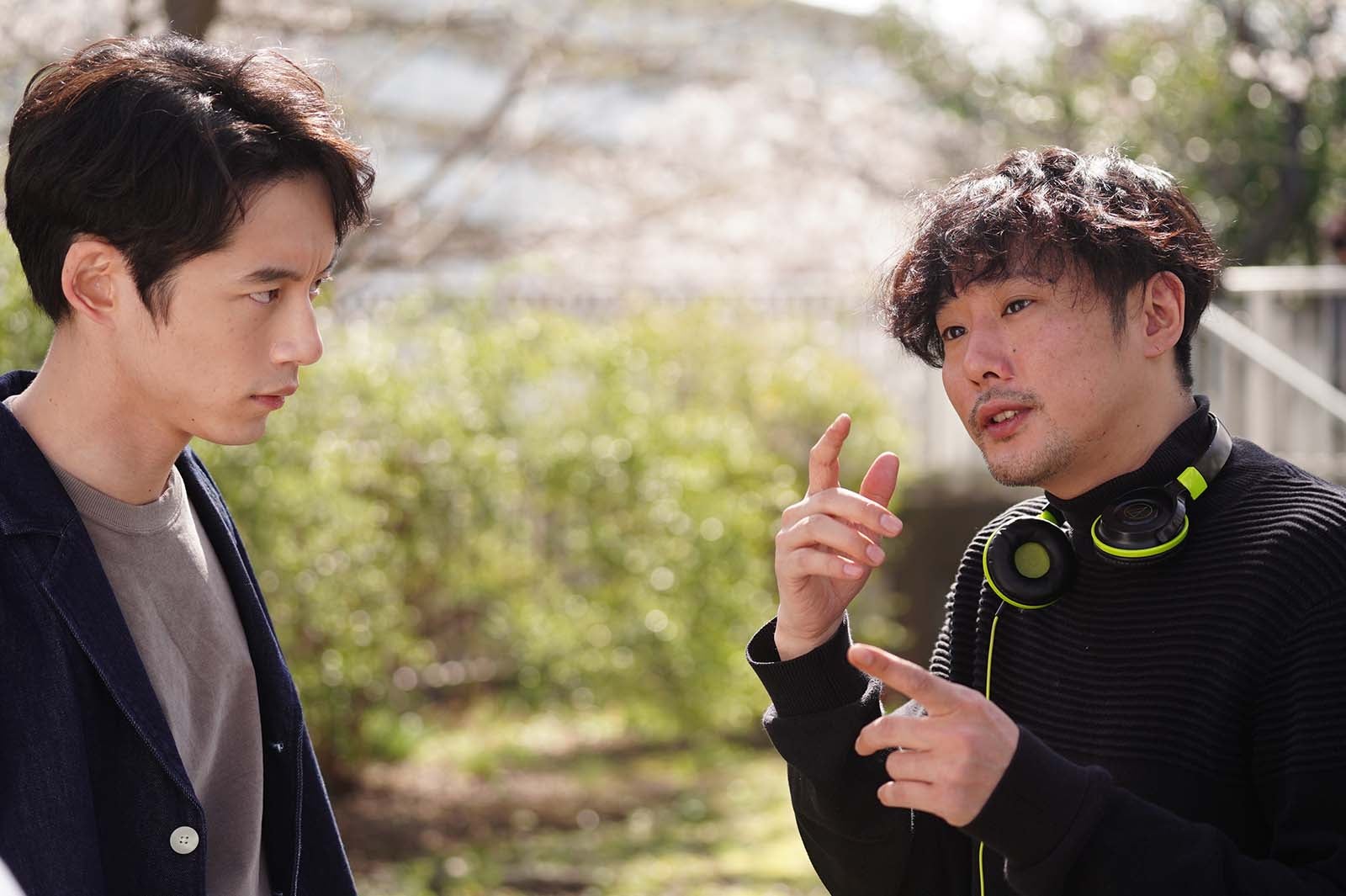 坂口健太郎、藤井道人監督（C）2022映画「余命10年」製作委員会
