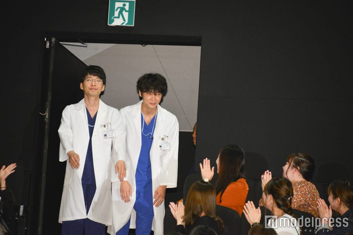 綾野剛&星野源、退場(C)モデルプレス