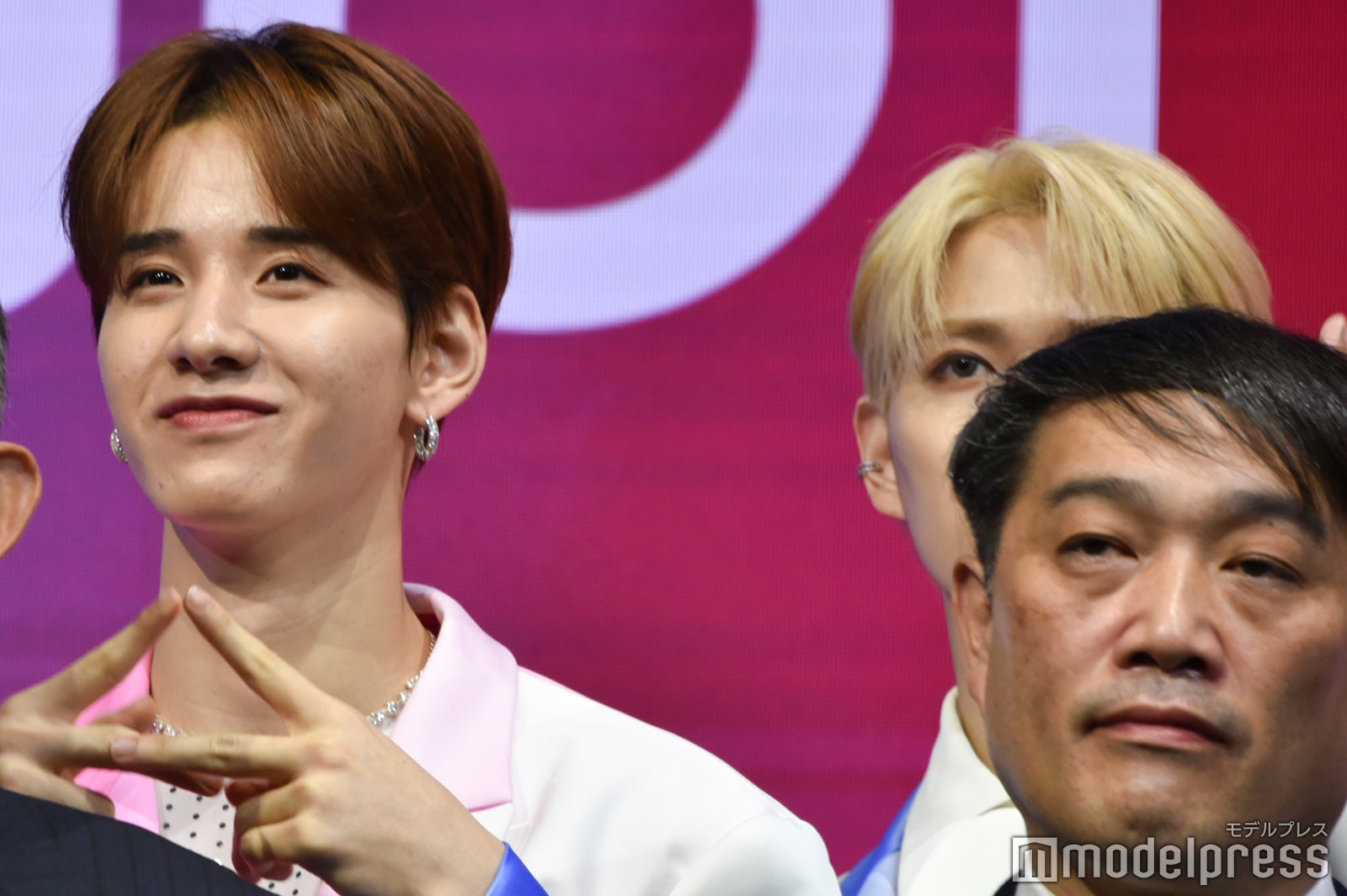 ムービー撮影で動きをつける佐藤景瑚、白岩瑠姫（C）モデルプレス