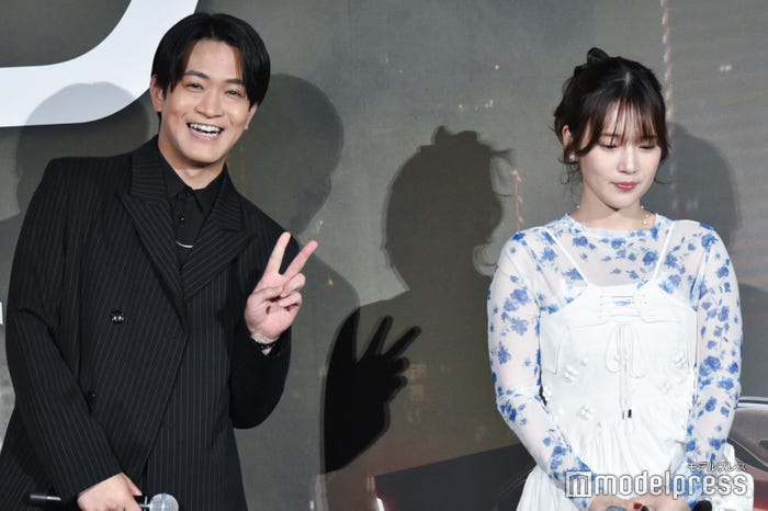 内田真礼が見ていない隙にピースをする石川界人(C)モデルプレス