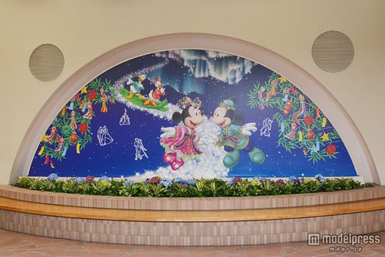 リゾートライナー駅構内のミッキーとミニー