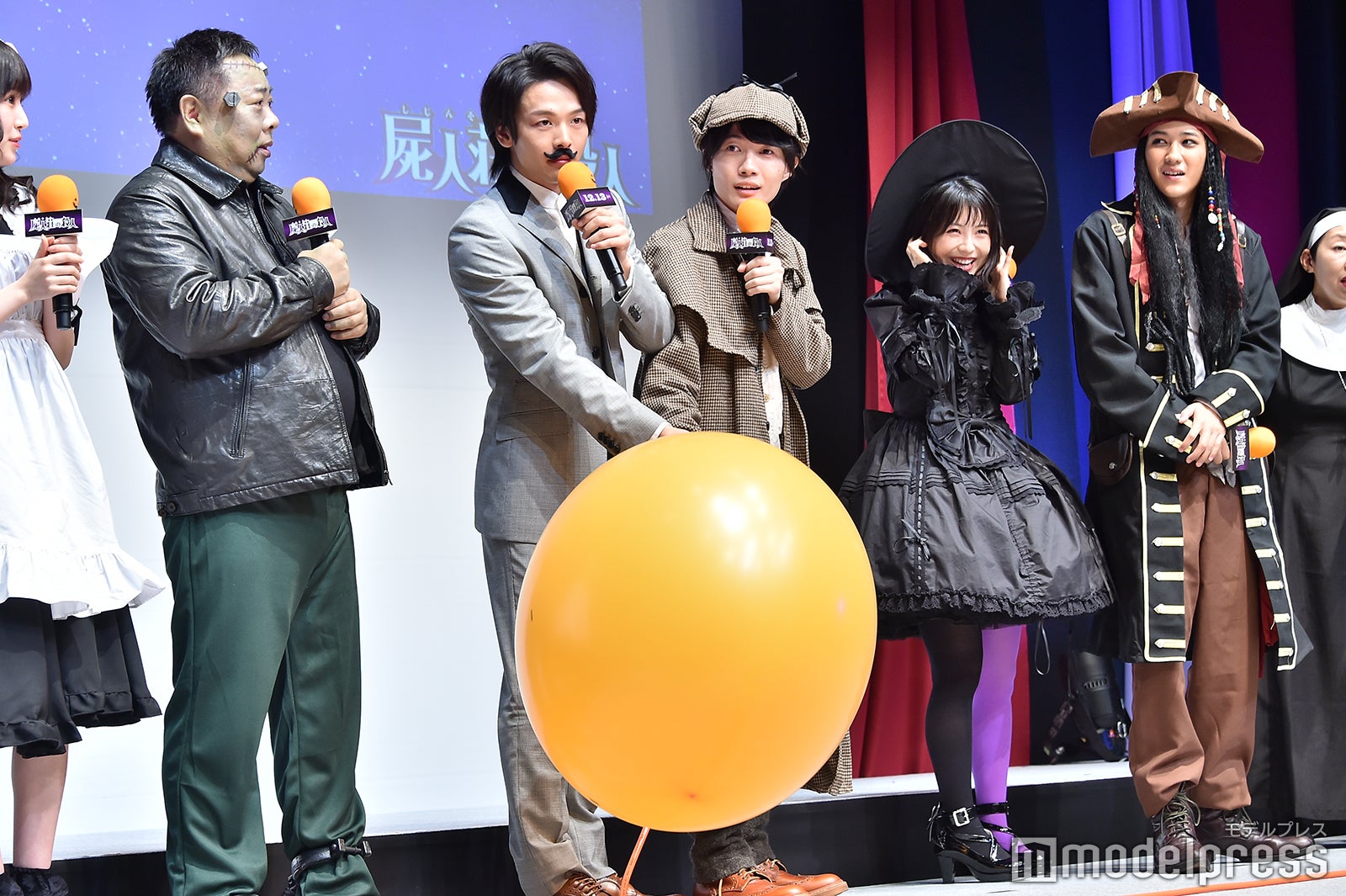 巨大風船ゲーム（左から）塚地武雅、中村倫也、神木隆之介、浜辺美波、葉山奨之（C）モデルプレス