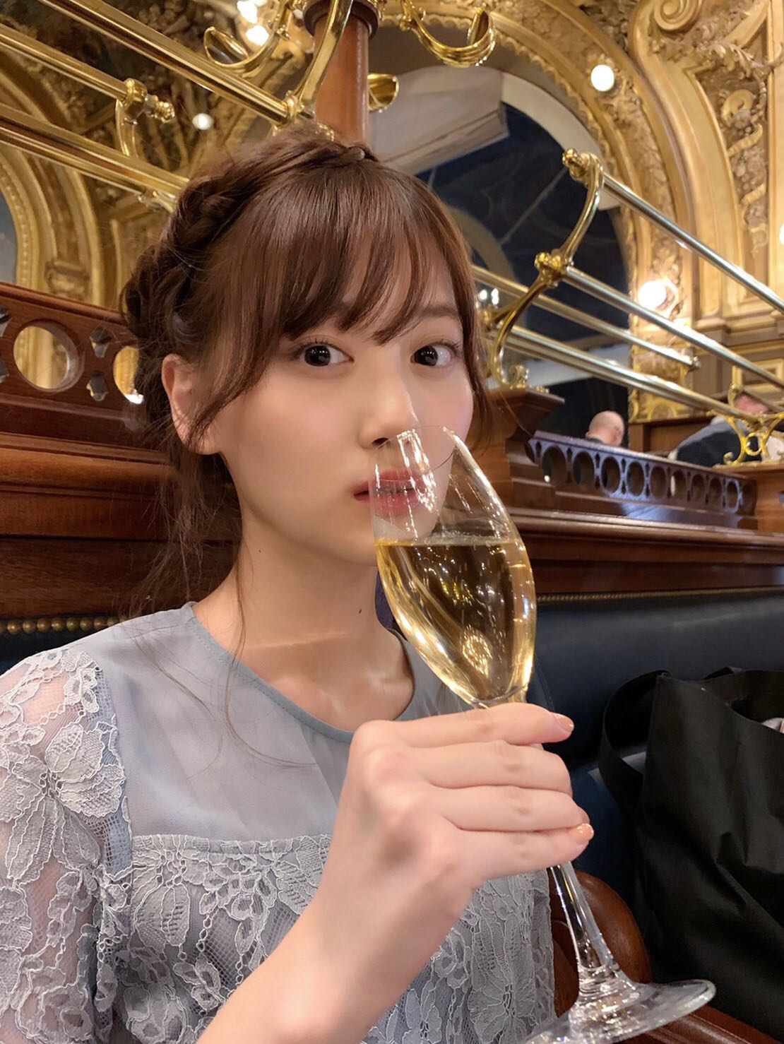 シャンパンを飲む山下美月（提供写真）