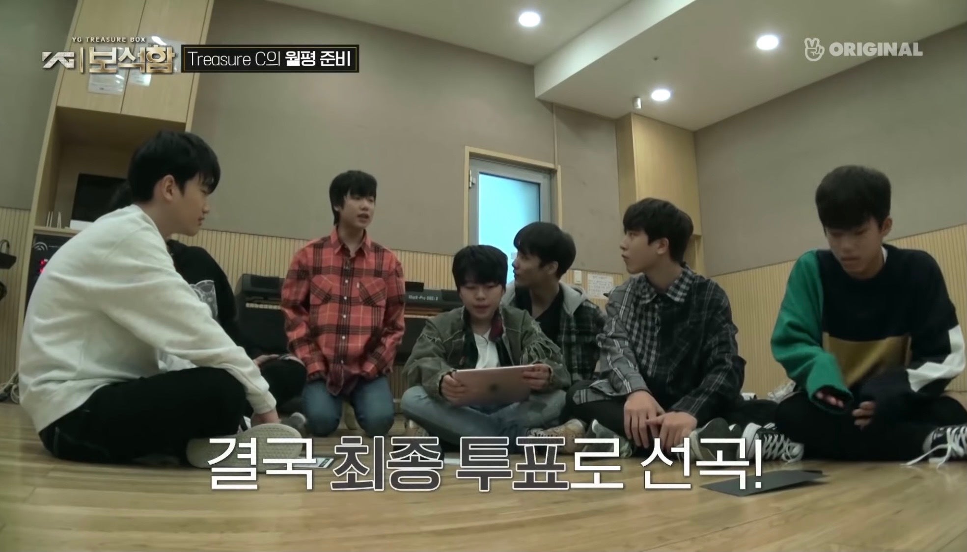 曲を相談するTreasureCのメンバー  ／「YG宝石箱」公式YouTubeより