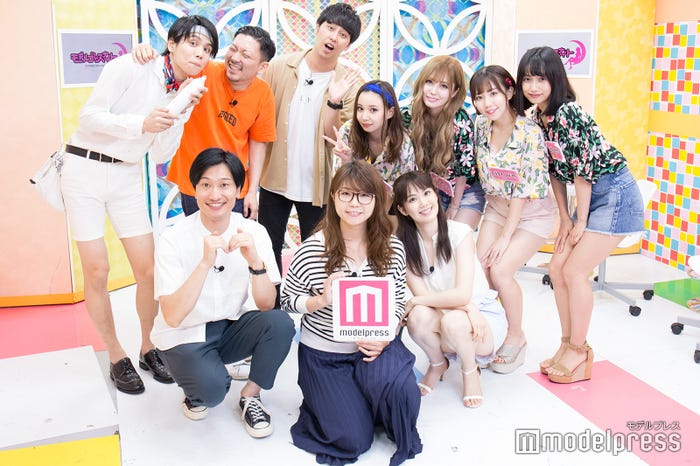 (前列左から)山添寛、山崎ケイ、妹田佳奈子(後列左から)おーみ、嶋佐和也、屋敷裕政、川井優沙、あさにゃん、日野麻衣、武田あやな (C)モデルプレス