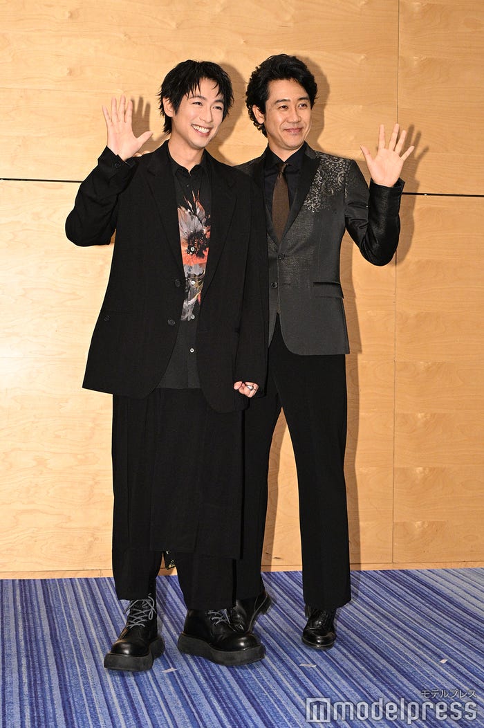 ディーン・フジオカ、背伸びしている大泉洋(C)モデルプレス