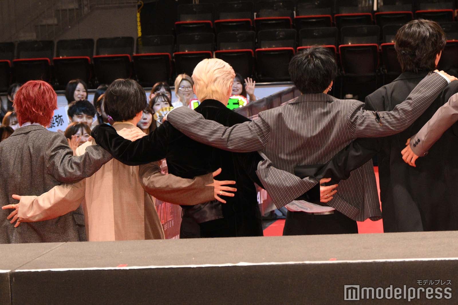 仲良く肩を組むJO1＆FANTASTICS（C）モデルプレス