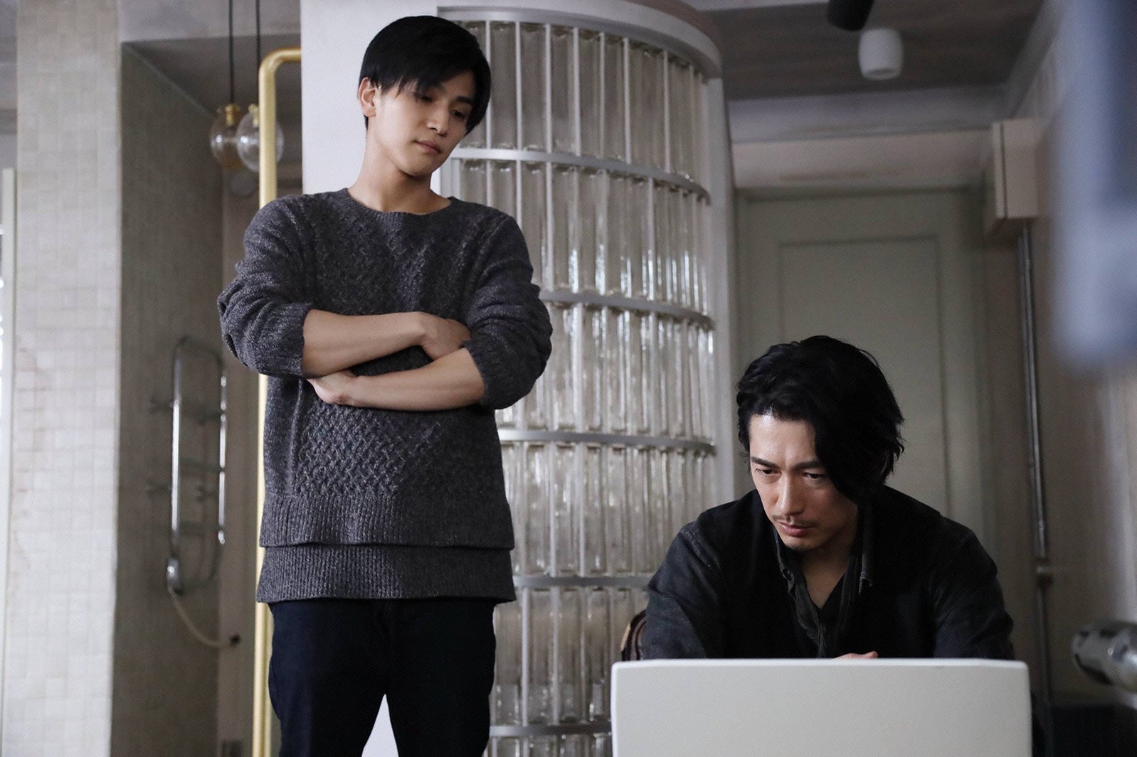 岩田剛典、ディーン・フジオカ／「シャーロック」第8話より（C）フジテレビ