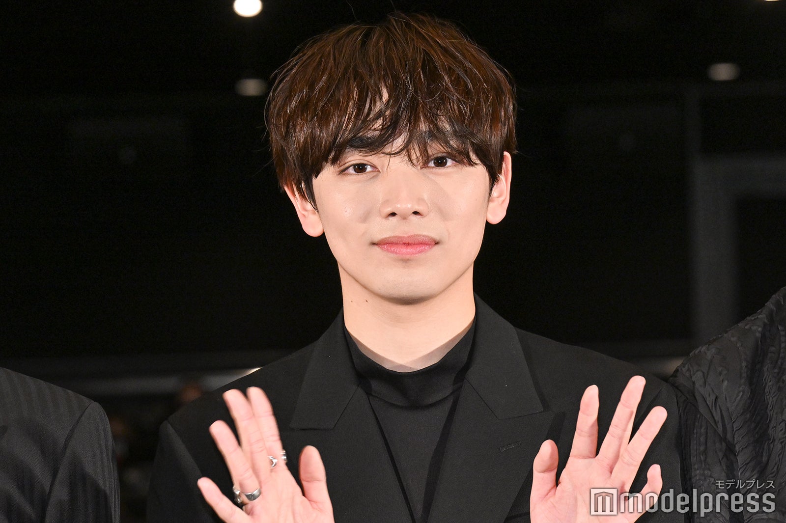 宮世琉弥、空港で8LOOMメンバーに遭遇 2ショット投稿に「会えるなんて