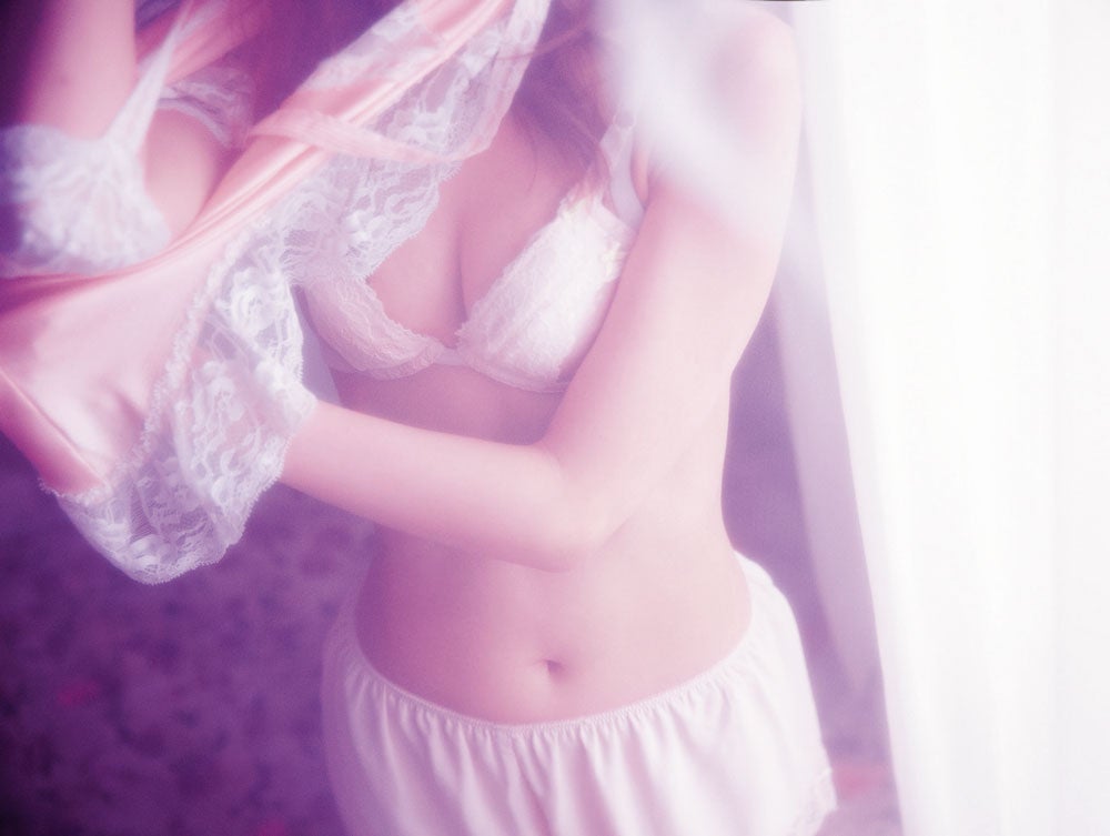 ランジェリーショットも（画像提供：徳間書店）