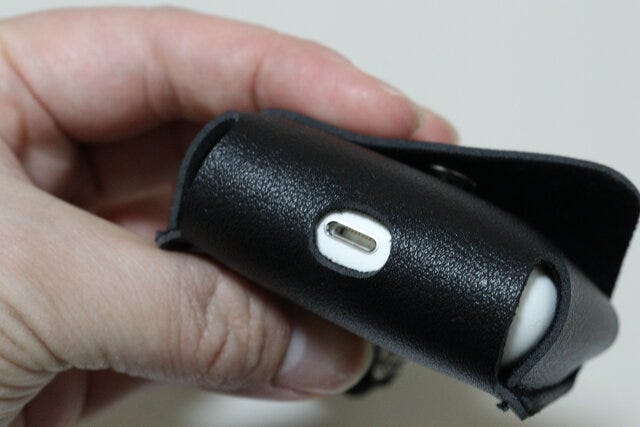 セリア ワイヤレスイヤホンケースホルダー 充電穴 セリア ワイヤレスイヤホンケースホルダー 充電穴