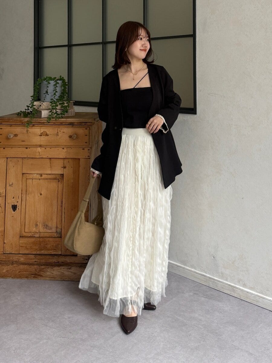 モノトーンコーデ 2026春大人女性おすすめ白スカートモノトーンコーデ