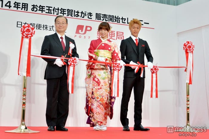 (左より)高橋亨社長、篠田麻里子、柿谷曜一朗選手
