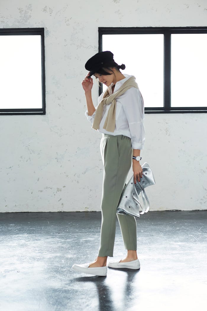 ドロップショルダーシャツ¥23,000/ドゥーズィエム クラス(ミューズ ドゥ ドゥーズィエムクラス) Vネックニット¥15,000/Sov.(フィルム) テーパードパンツ¥12,000/ホワイト(ホワイト ザ・スーツカンパニー) バッグ¥38,000/ヌール(アルアバイル) 時計¥20,000/Daniel Wellington(ダニエル・ウェリントン 原宿) ローファー¥12,000/ダイアナ(ダイアナ 銀座本店) キャップ/私物(C)TOPLOG