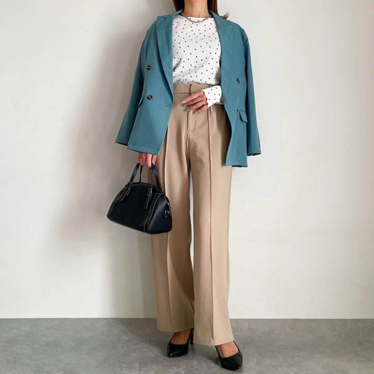 cocaクレープシャーリングパフスリーブトップス cocaクレープシャーリングパフスリーブトップスのジャケットコーデ