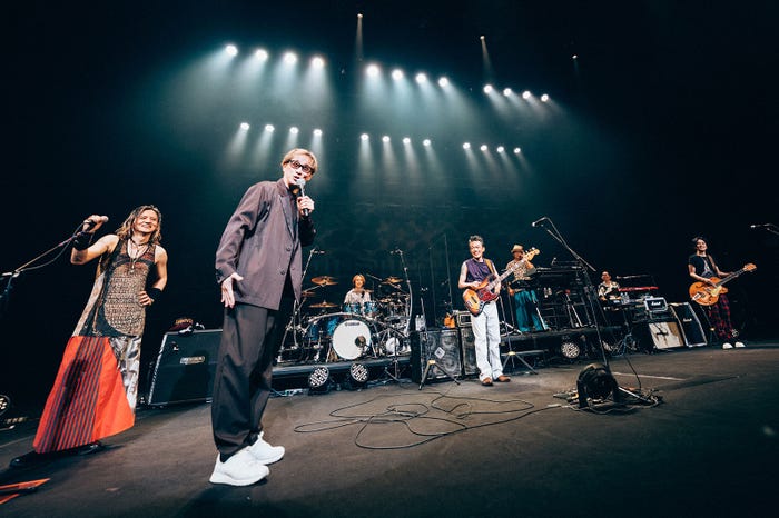 中居正広が男闘呼組のライブに登場(C)SANTIN AKI