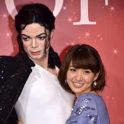 マイケル・ジャクソンの等身大フィギュアに抱きつく大島優子