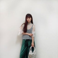 大人っぽいニュアンスたっぷり!シンプルに着こなす晩夏のシースルーコーデ8選