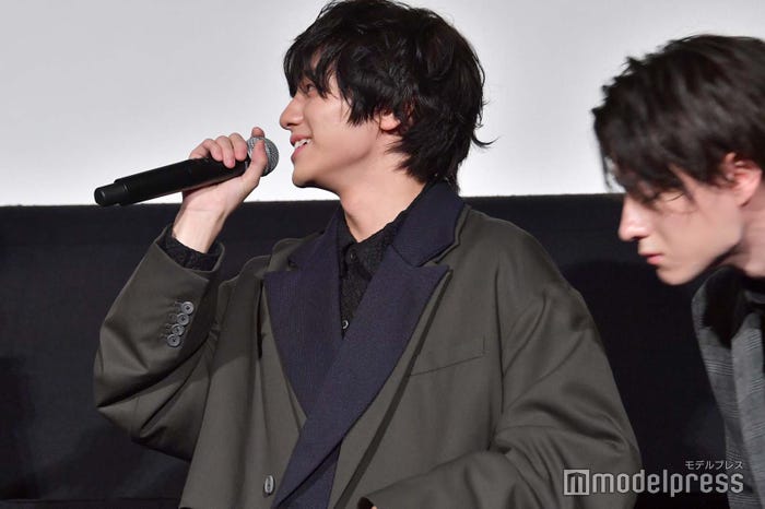 松村龍之介に匂いを嗅がれる山下幸輝(C)モデルプレス