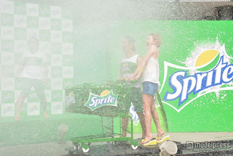 「スプラッシュカート」を体験している水沢アリー