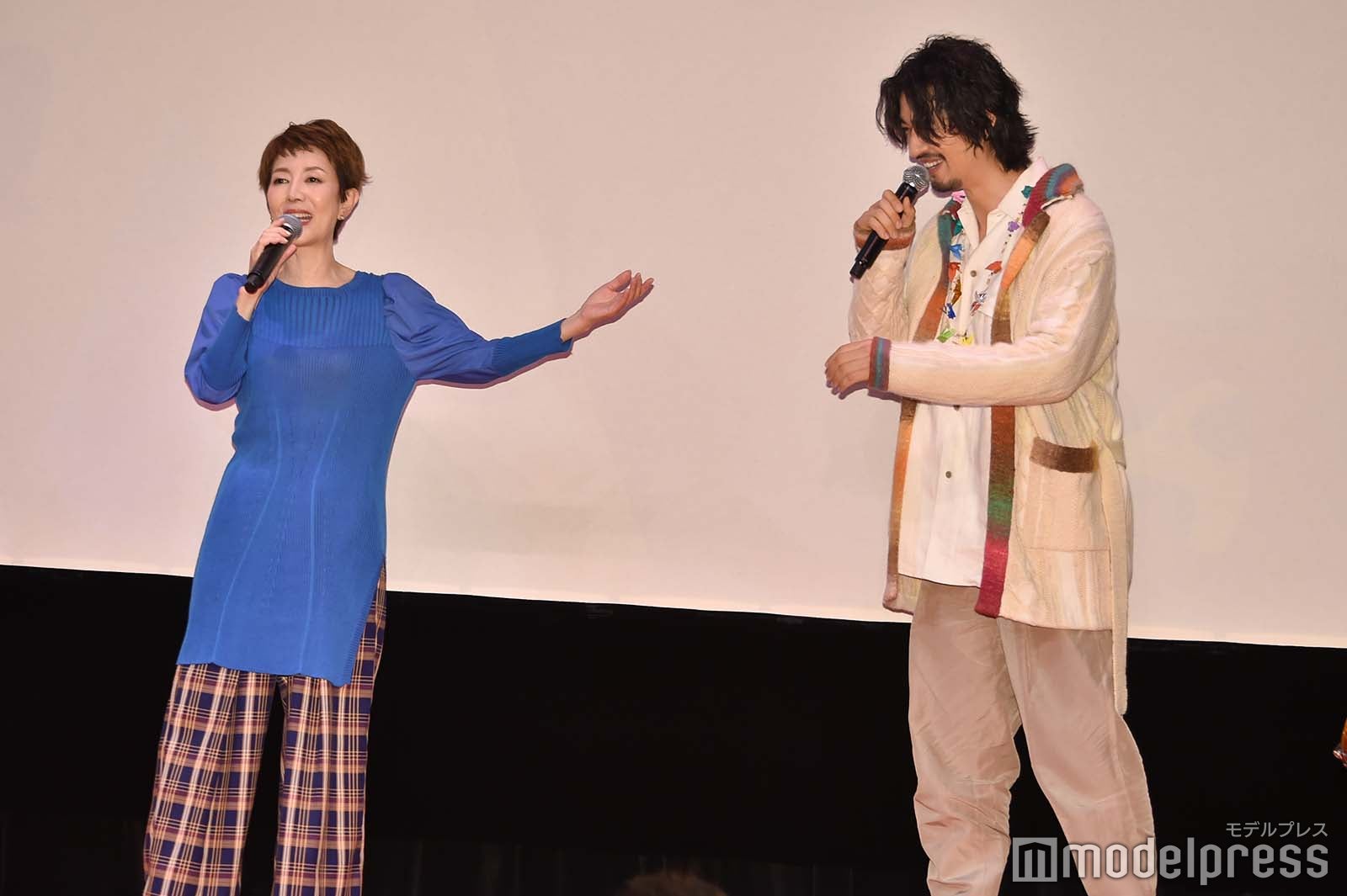 戸田恵子の絶賛に照れる斎藤工 （C）モデルプレス