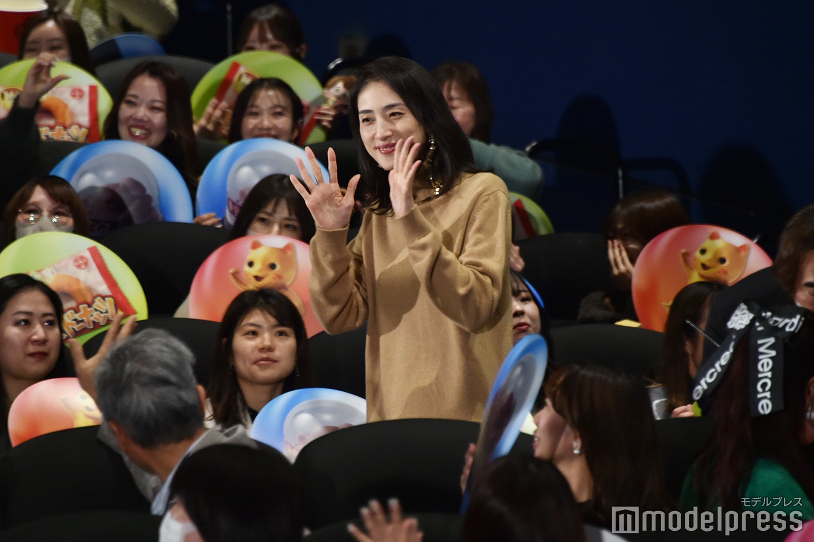 お茶目に手を振る天海祐希（C）モデルプレス