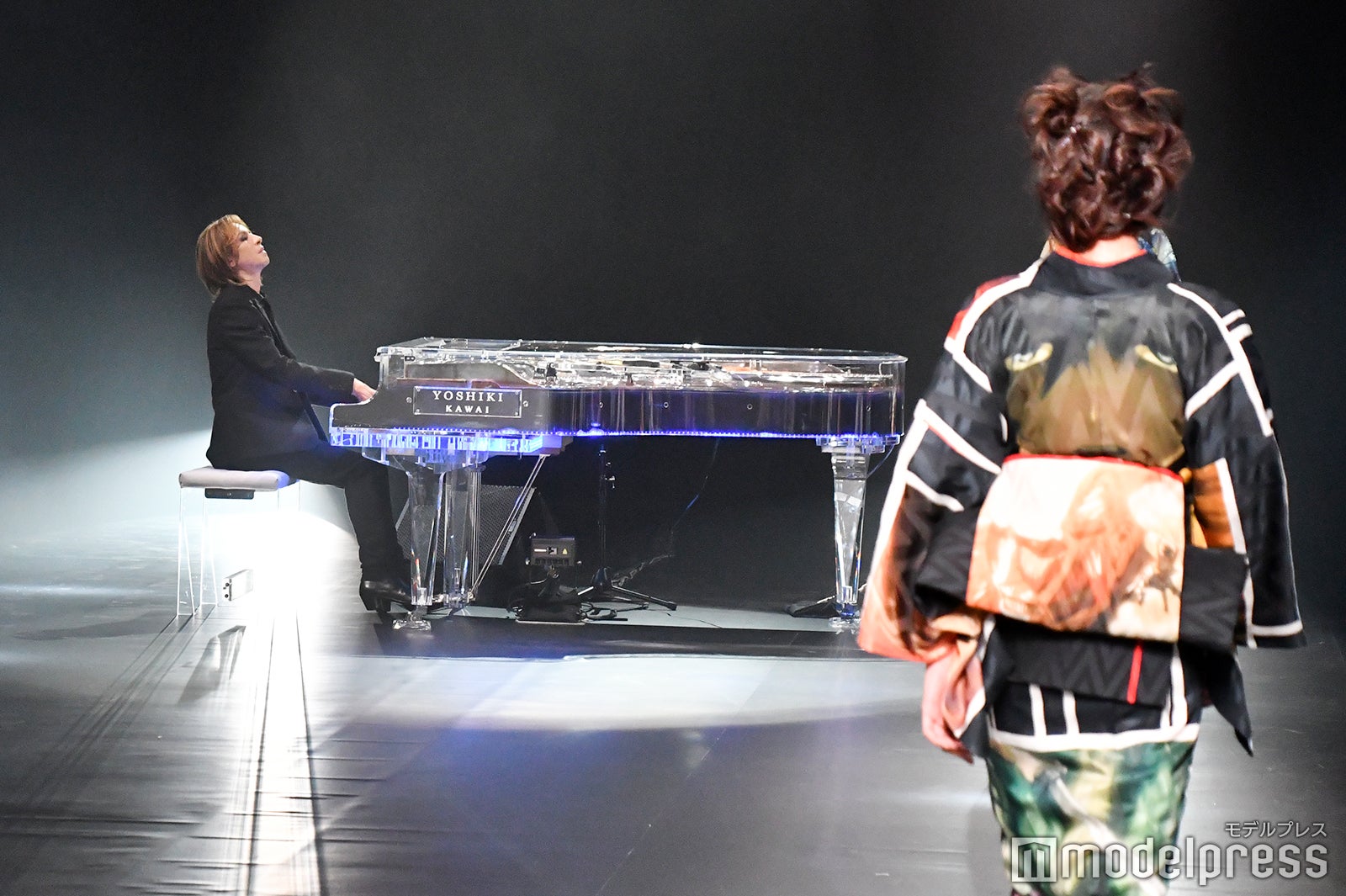 YOSHIKI（奥）（C）モデルプレス