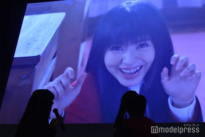 森川葵が悶絶した浜辺美波の“にゃー” (C)モデルプレス