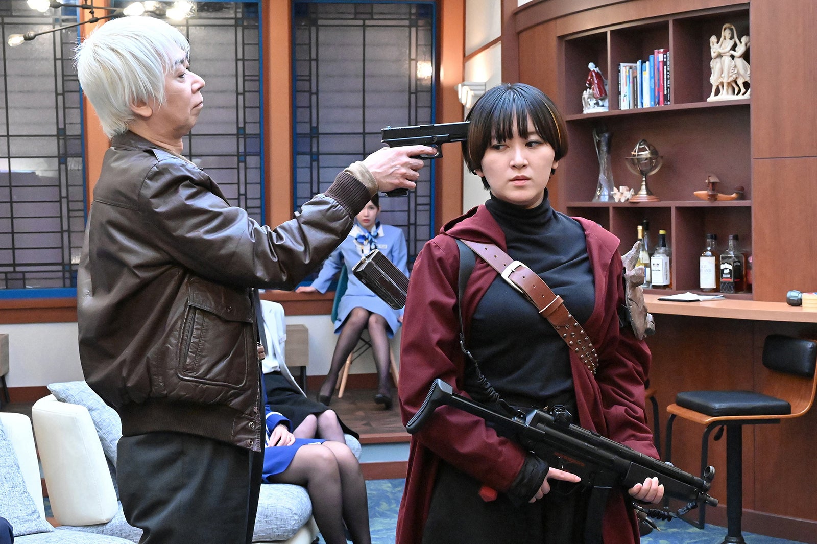 手塚とおる、サーヤ「新空港占拠」第7話より（C）日本テレビ