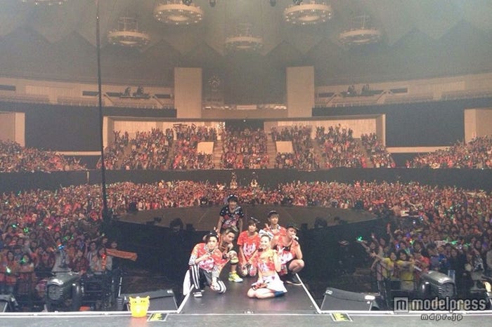 ステージ上から、AAAメンバーが会場を背に記念写真を撮る一幕も