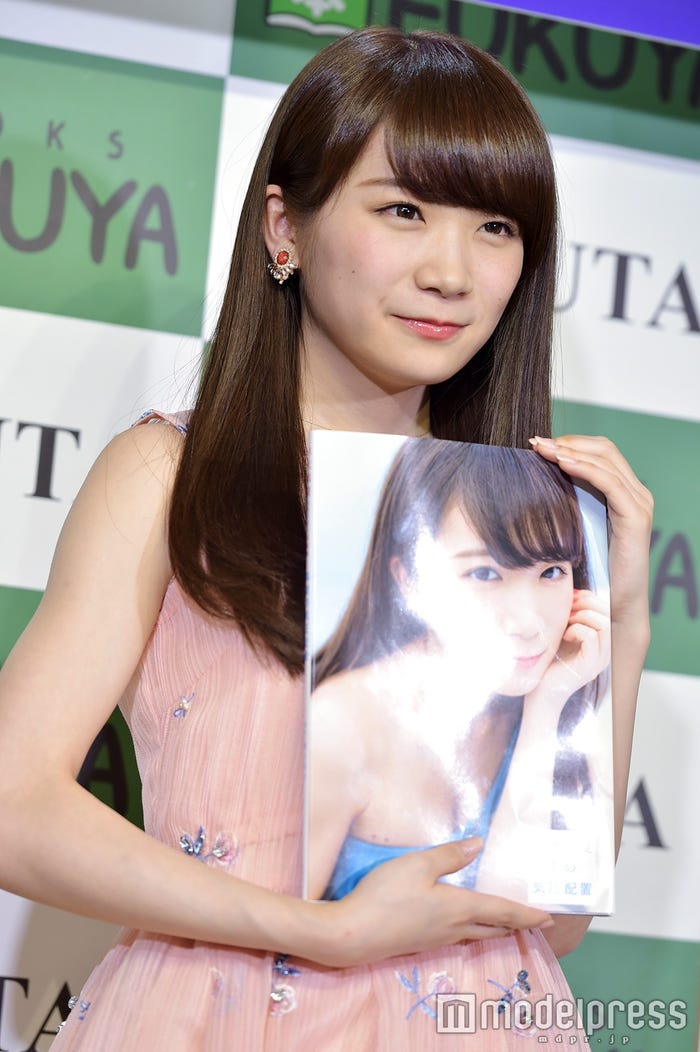 ロングヘアの秋元真夏 (C)モデルプレス