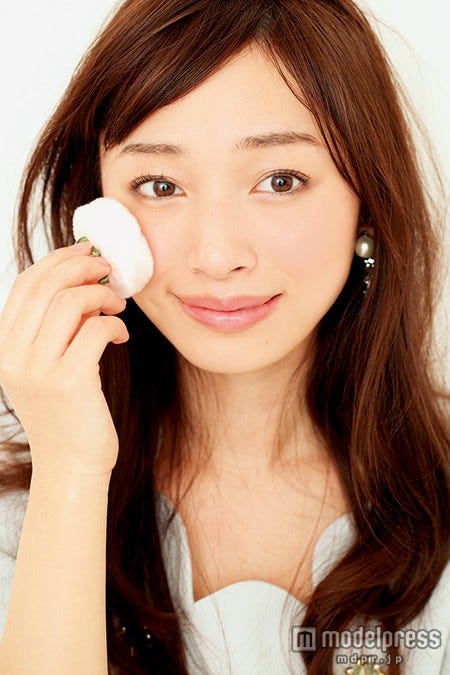 ふわっとまとったチークがほんのり色気の秘密/モデル吉田理紗(画像提供:「Ray」5月号、主婦の友社)