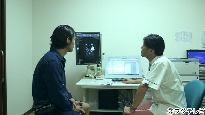 医師から「くも膜嚢胞」であることを告げられる宮城大樹(左)/「テラスハウス」8月16日放送回より