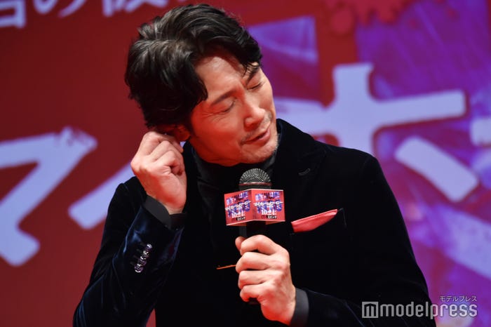 高橋恭平の耳栓待ちをしていた佐々木蔵之介(C)モデルプレス