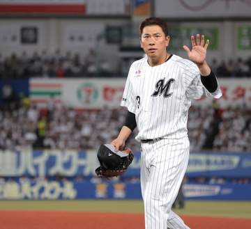 ロッテ 引退試合の角中は3打数無安打2三振 八回に右翼でラストプレー、ファン大歓声