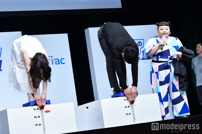 松岡茉優、西島秀俊、渡辺直美/妻は夫が着ていたジャケットを持って見守る!(C)モデルプレス