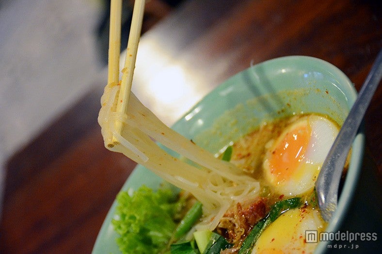 米粉で作られたモチモチ麺の「トムヤムクンヌードル」114バーツ（約330円）