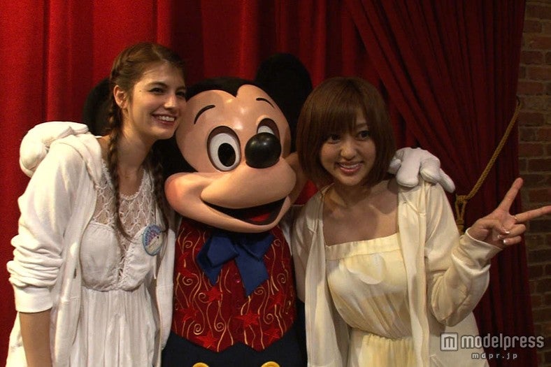 本場のミッキーとの3ショット(c)Disney