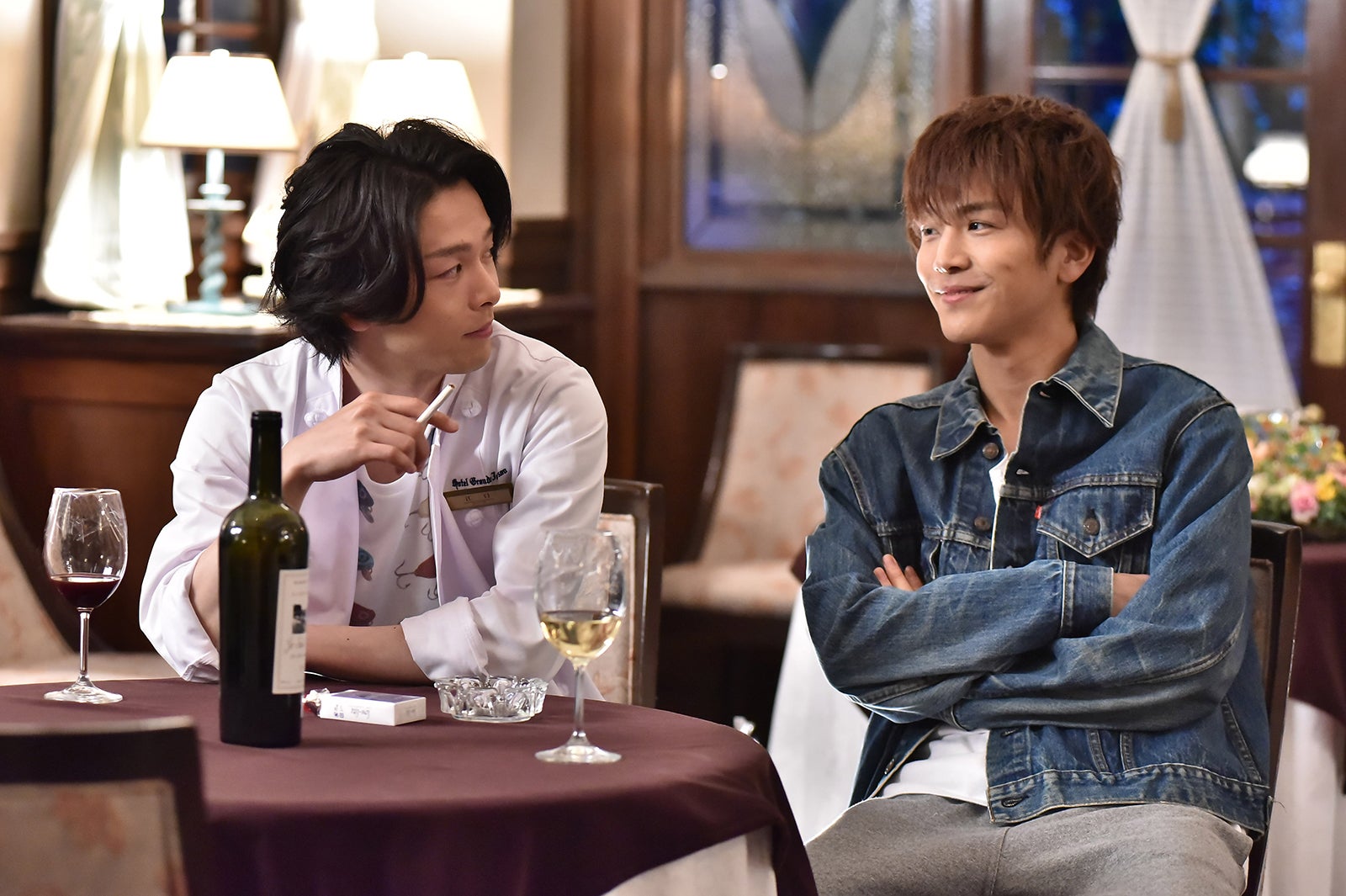 中村倫也、岩田剛典「崖っぷちホテル！」第3話より（C）日本テレビ