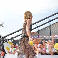 客席にカラーボールを投げ込む倖田來未