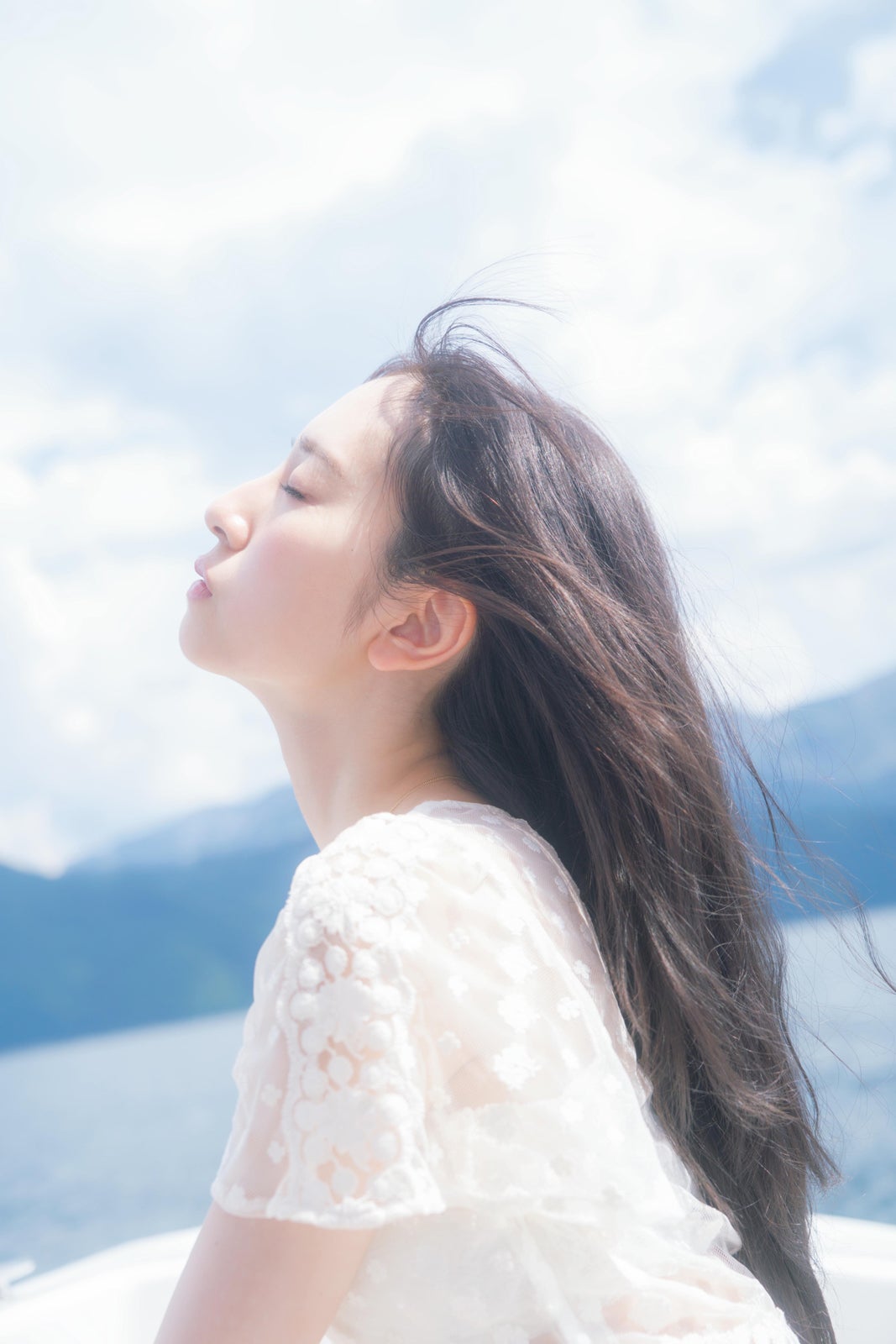 日向坂46金村美玖、真っ白なドレスで風を受ける儚げな姿 2nd写真集先行カット第17弾解禁【機微】