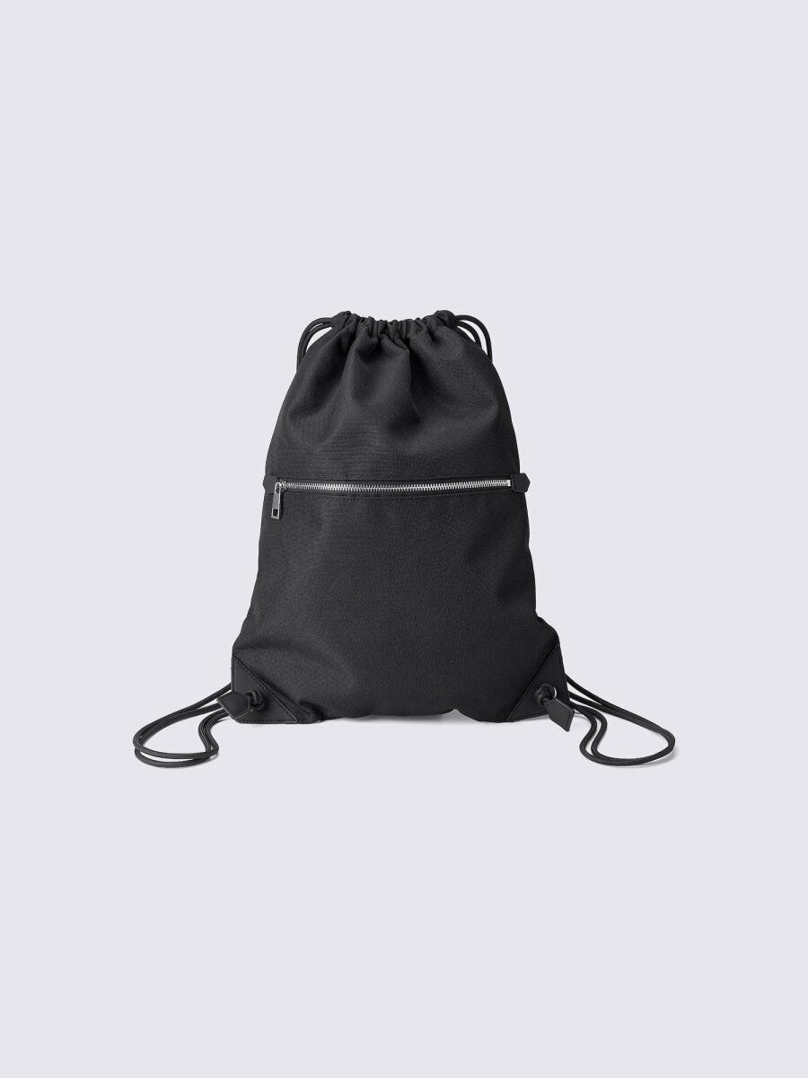 ファスナーポケット付きのシンプルな黒いナップサック