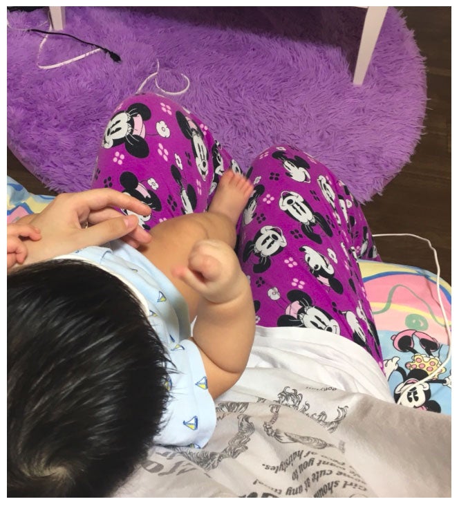 ぺこのひざの上に座るリンクくん／ぺこオフィシャルブログ（Ameba）より